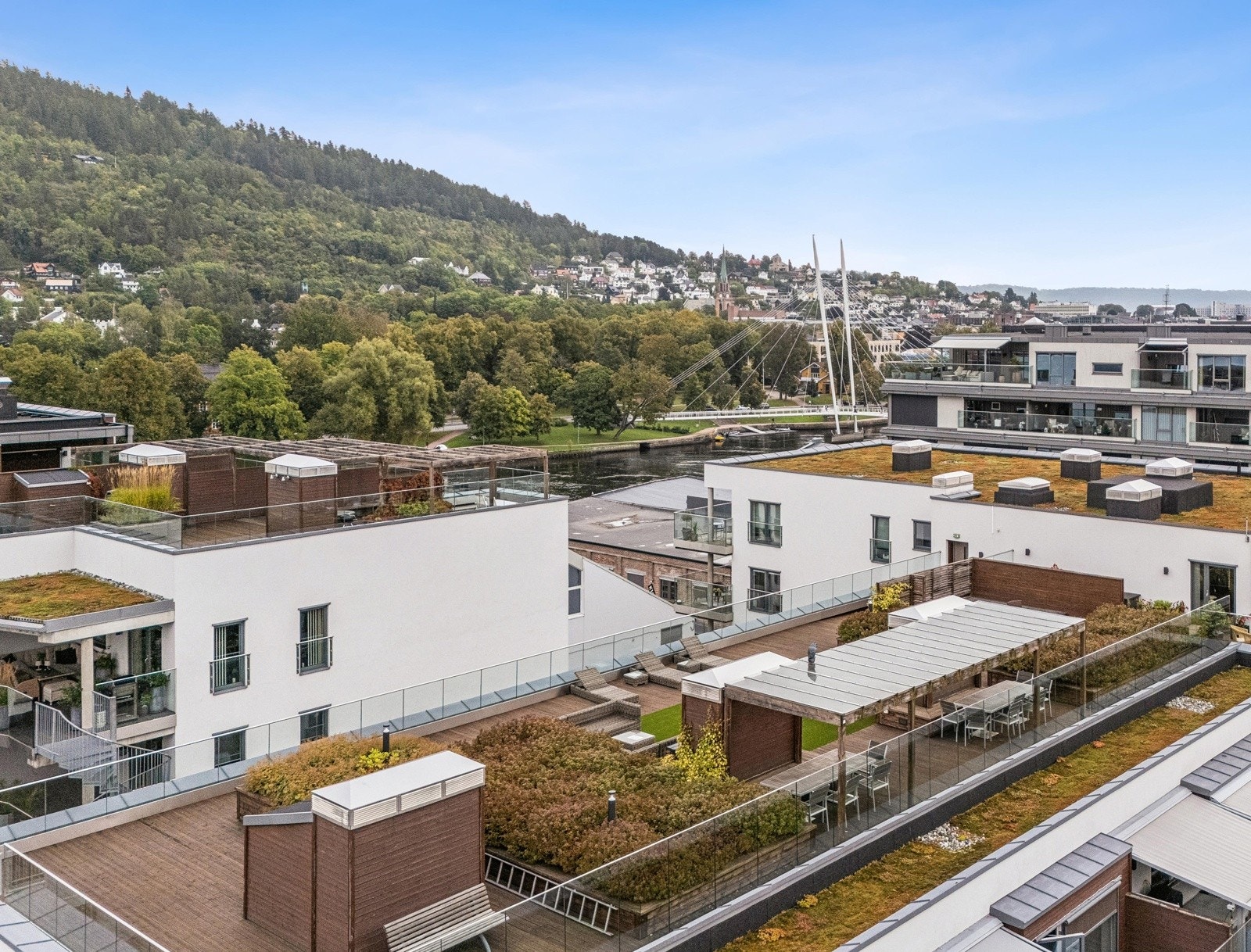 Flott felles takterrasse med god plass til både soling og hyggelige samlinger. Galleribilde