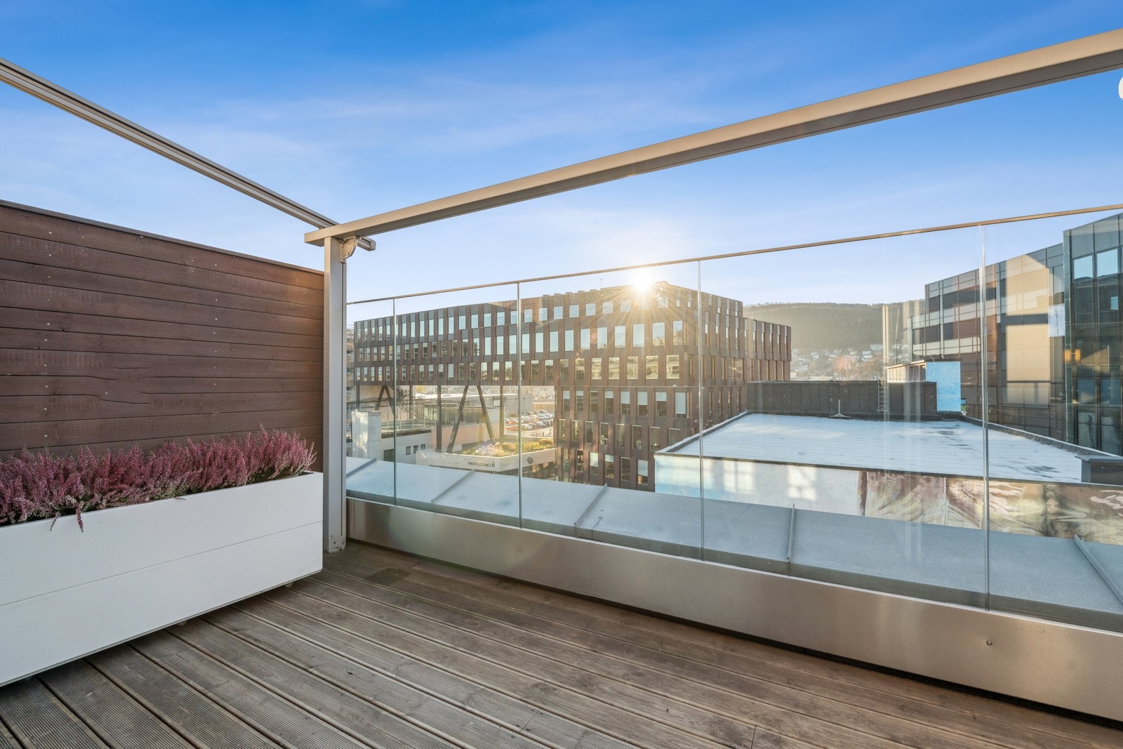 Romslig terrasse med gode solforhold og fint utsyn over området. Galleribilde