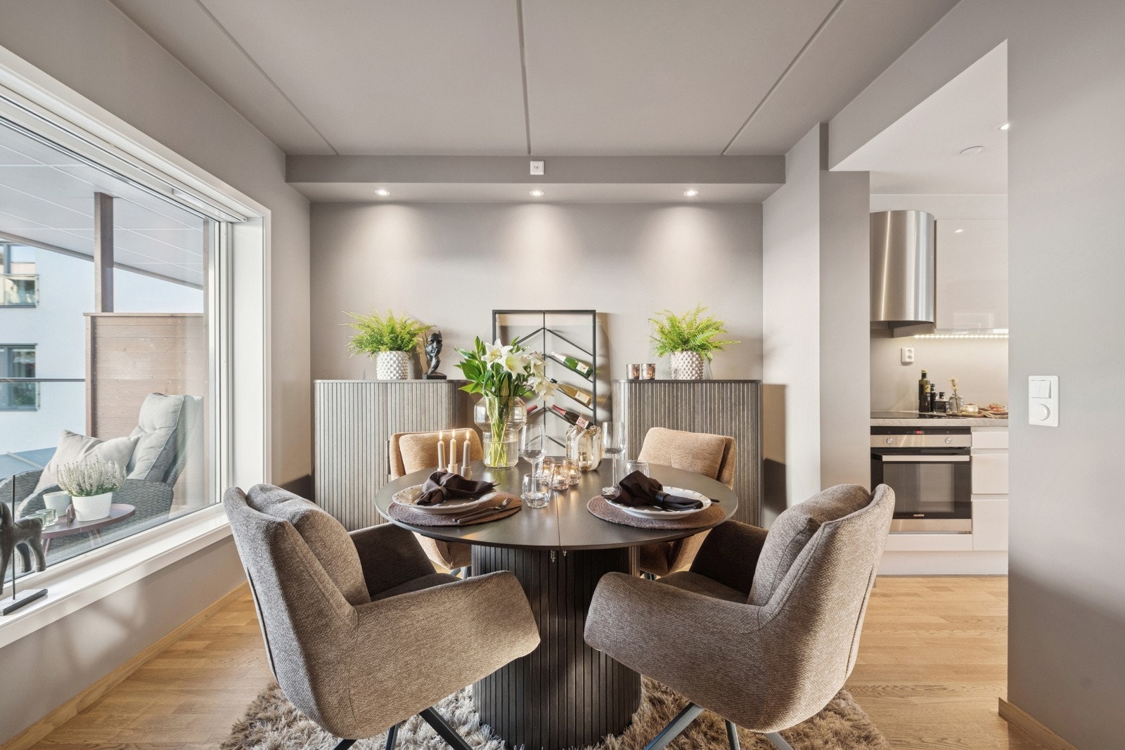 Stilfull spiseplass i åpen overgang mellom kjøkken og stue. Galleribilde