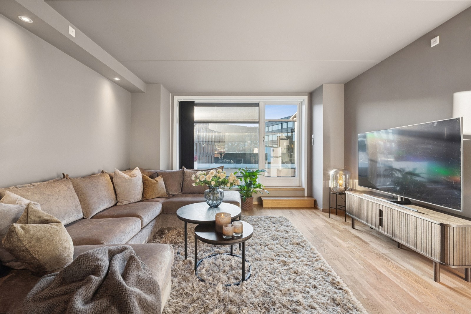 Stuen åpner seg mot terrassen og gir en behagelig utvidelse av oppholdsrommet. Galleribilde