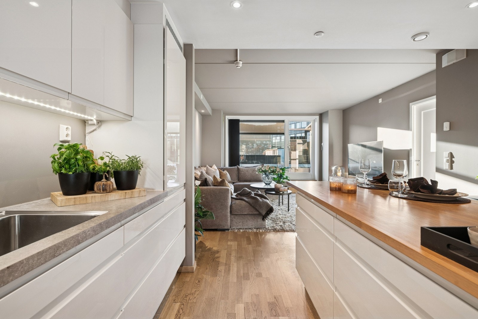 Her får du et praktisk kjøkken med integrerte hvitevarer som sørger for god flyt og en ryddig arbeidsflate. Galleribilde