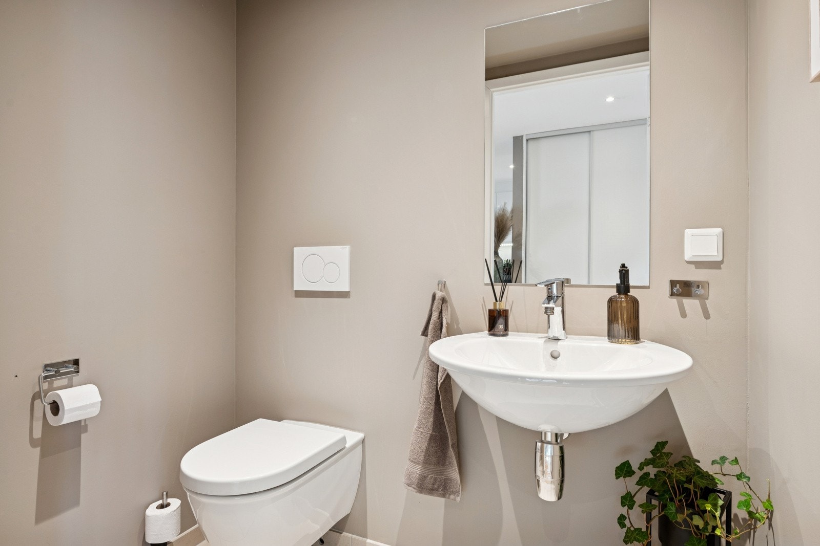 Separat toalettrom med moderne uttrykk og god funksjonalitet. Galleribilde