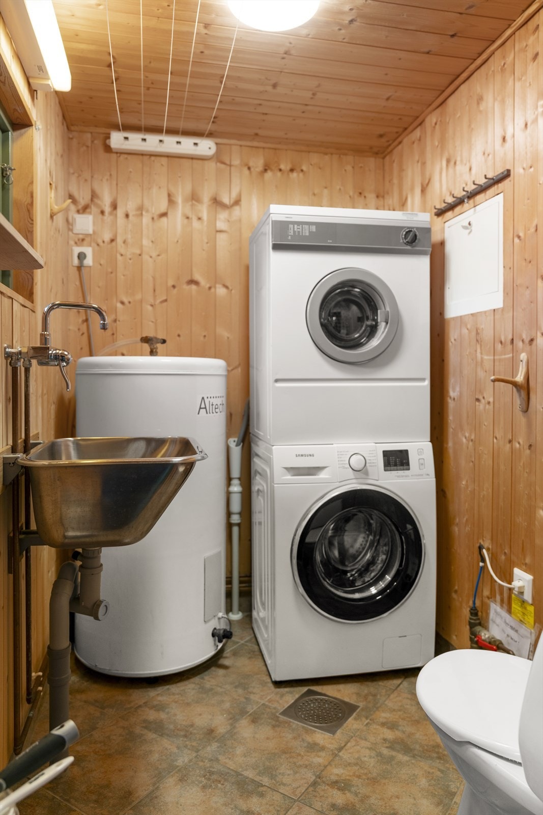 Utebod - gulvvarme, opplegg til vaskemaskin og toalett Galleribilde