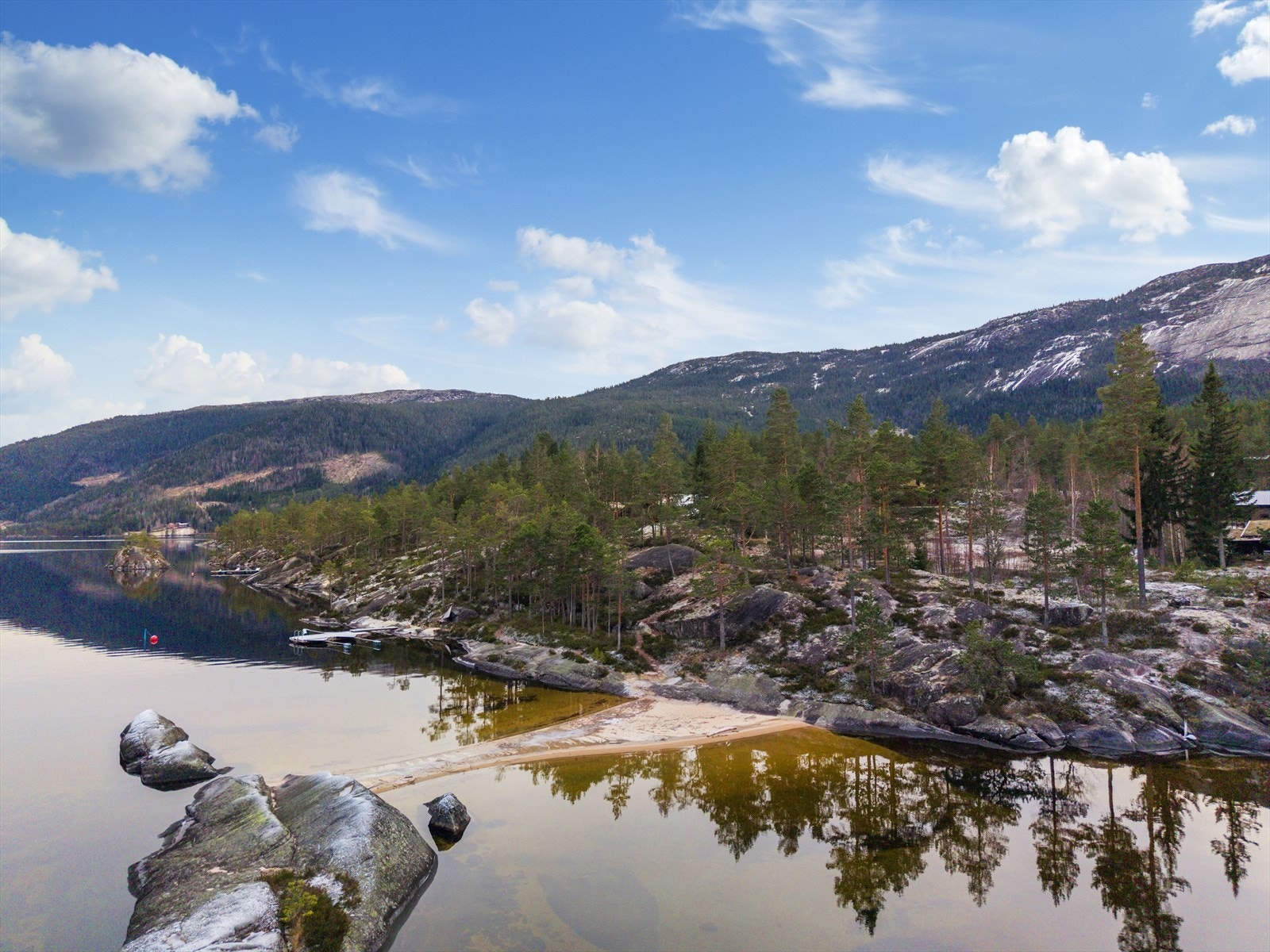 Badestrand ca 100 meter fra hytta Galleribilde