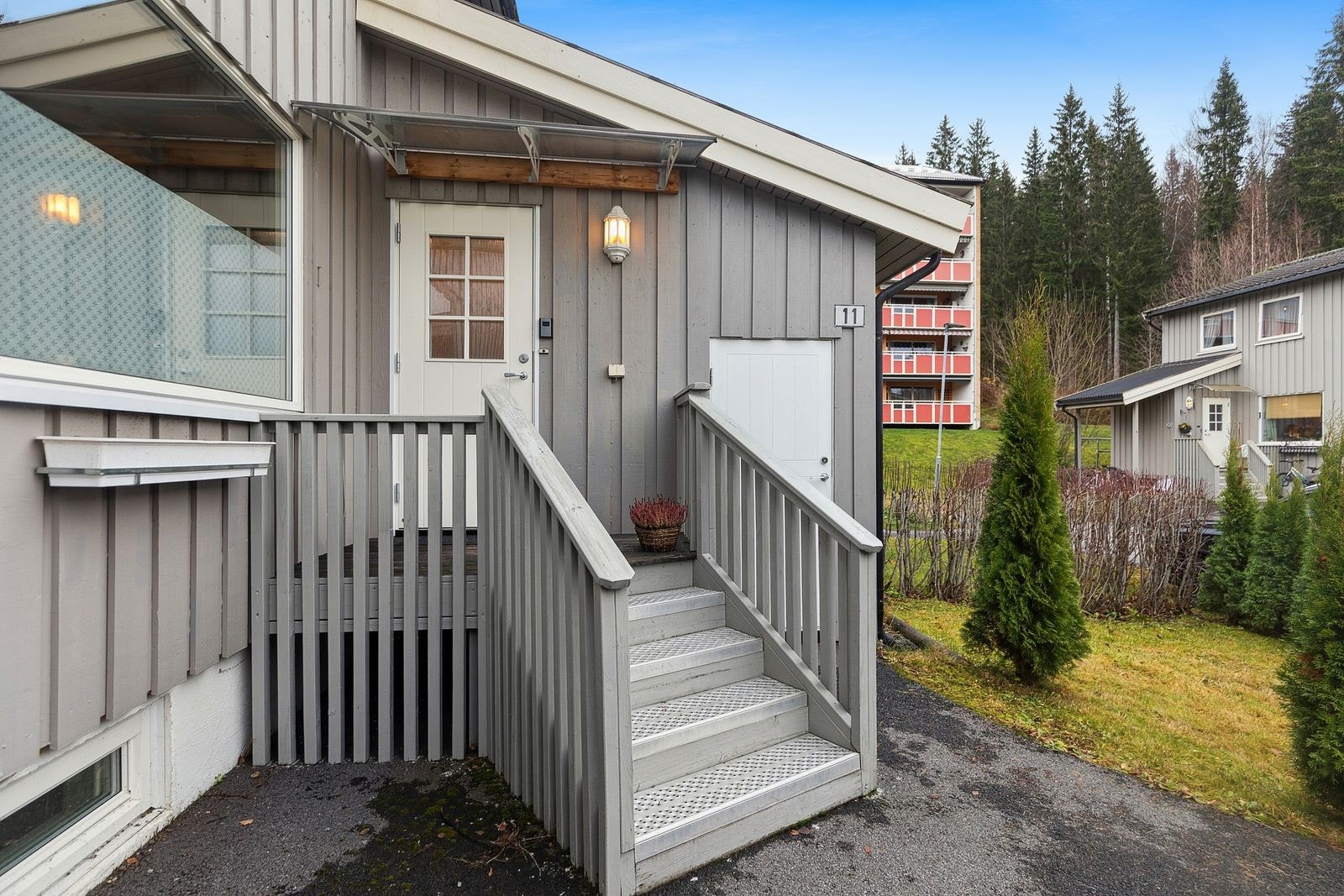 På fremsiden er det liten hageflekk med hekk rundt. Praktisk bod i tilknytning til inngangspartiet. Galleribilde