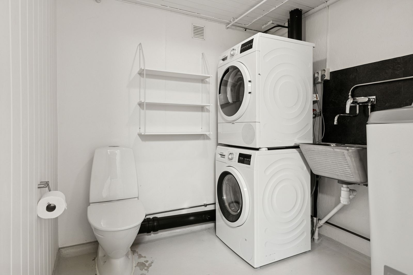 Vaskerom med god størrelse og WC. Opplegg for vaskemaskin og tørketrommel. Galleribilde