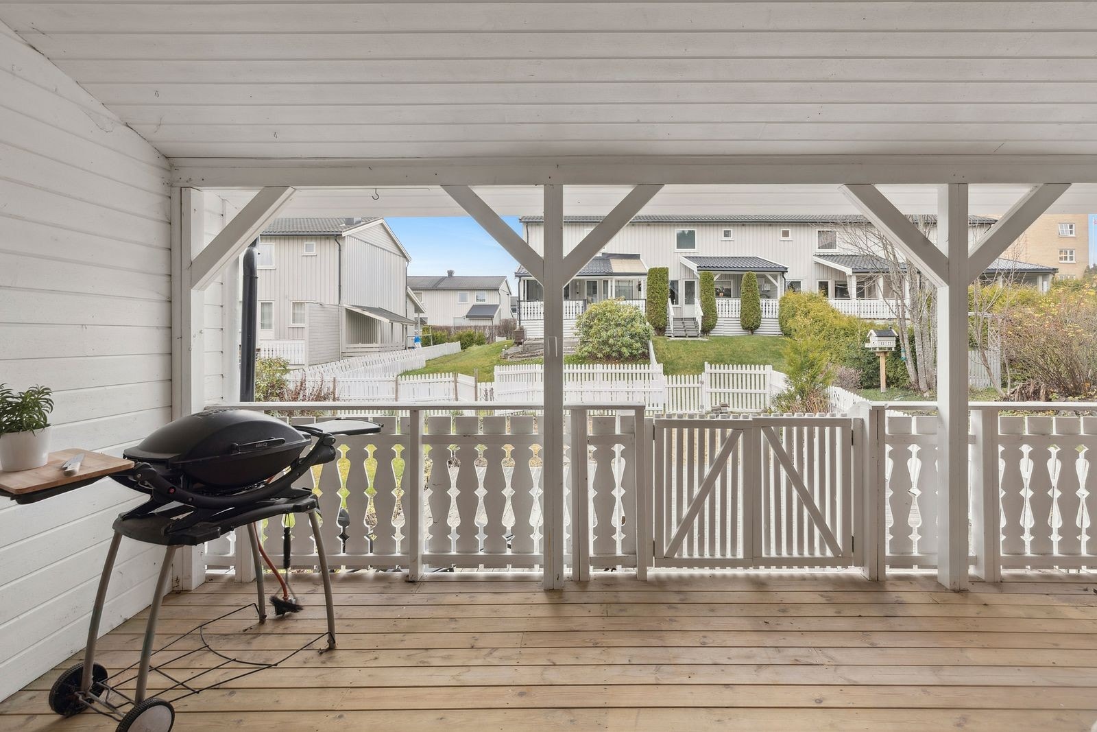 Takoverbygget og rekkverket begrenser innsynet fra øvrig bebyggelse. Galleribilde