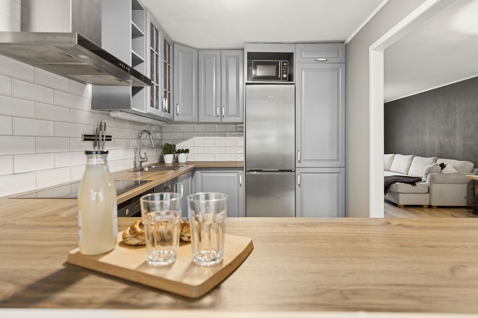 Med den åpne løsningen kan matlaging og leksehjelp fint kombineres. Galleribilde