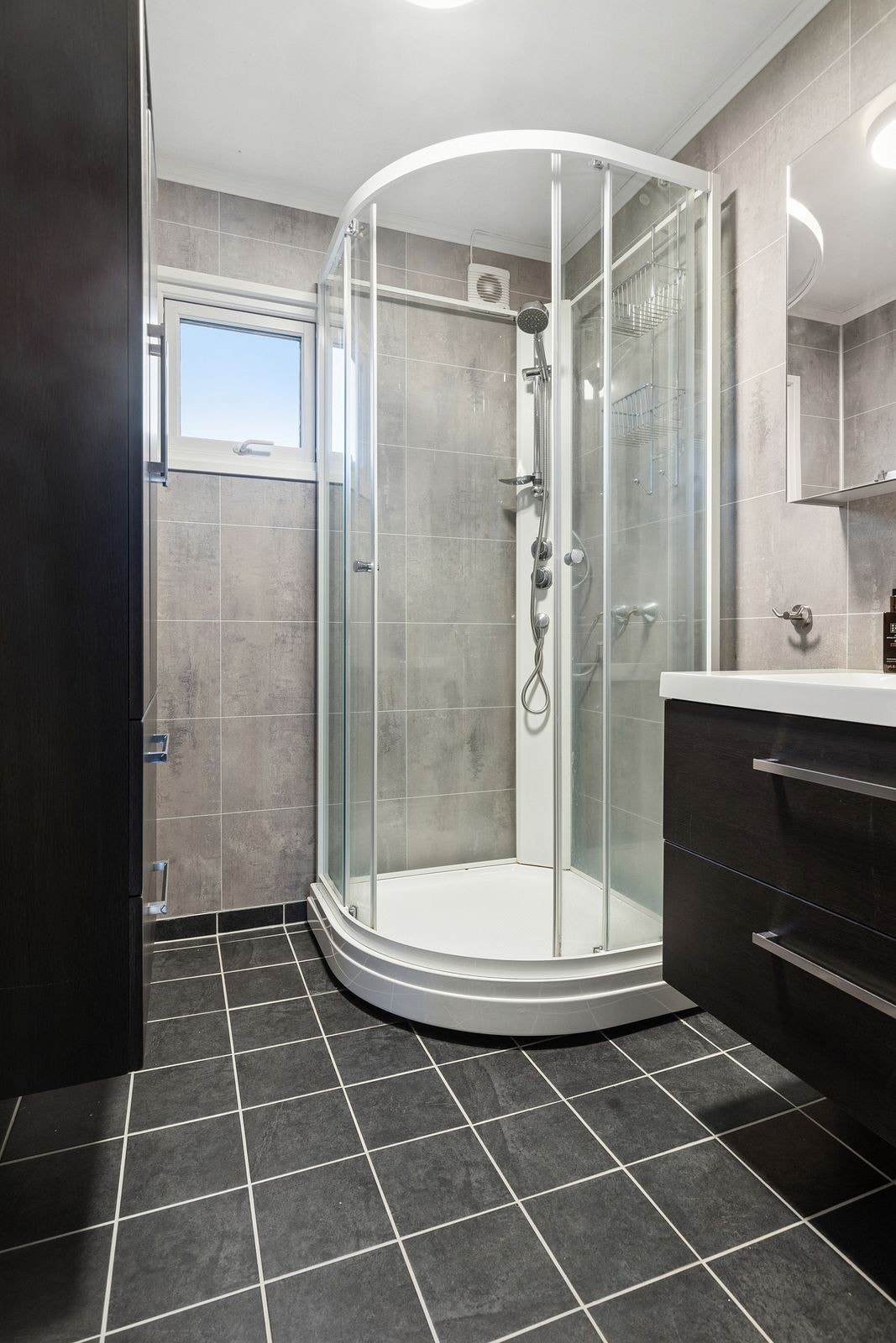 Badet er pent oppusset og har et moderne uttrykk. Galleribilde