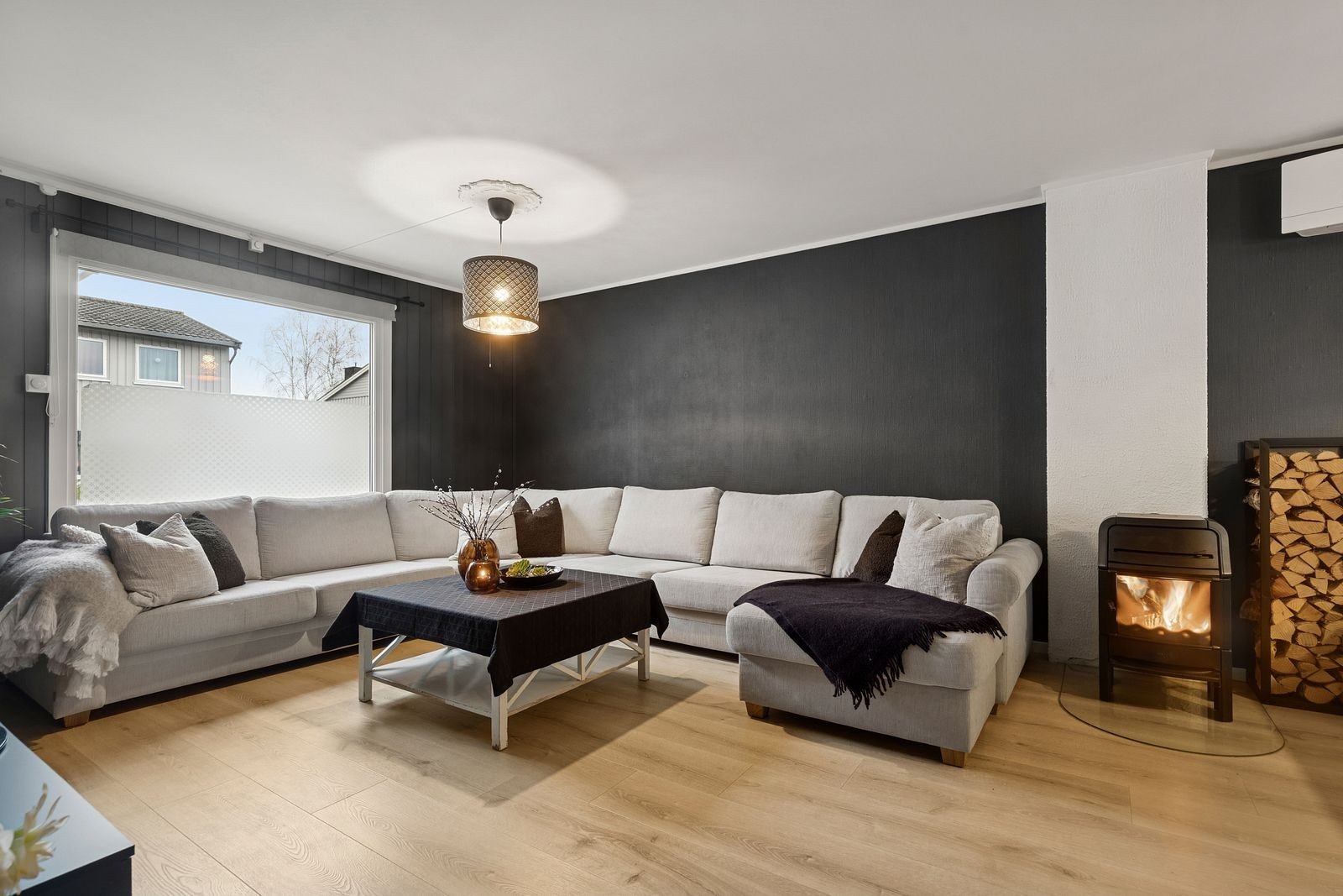 I overgangen mellom dagligstuen og spisestuen er det installert peisovn. Galleribilde