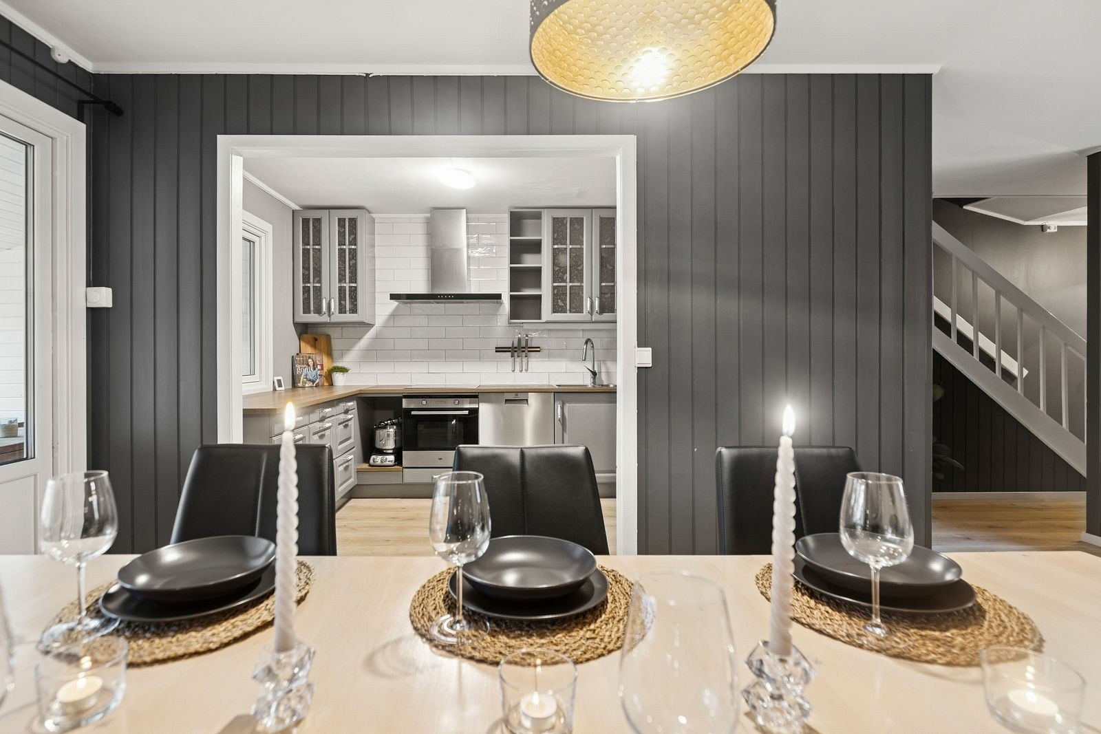 Delvis åpen løsning mellom kjøkkenet og spisestuen. Galleribilde