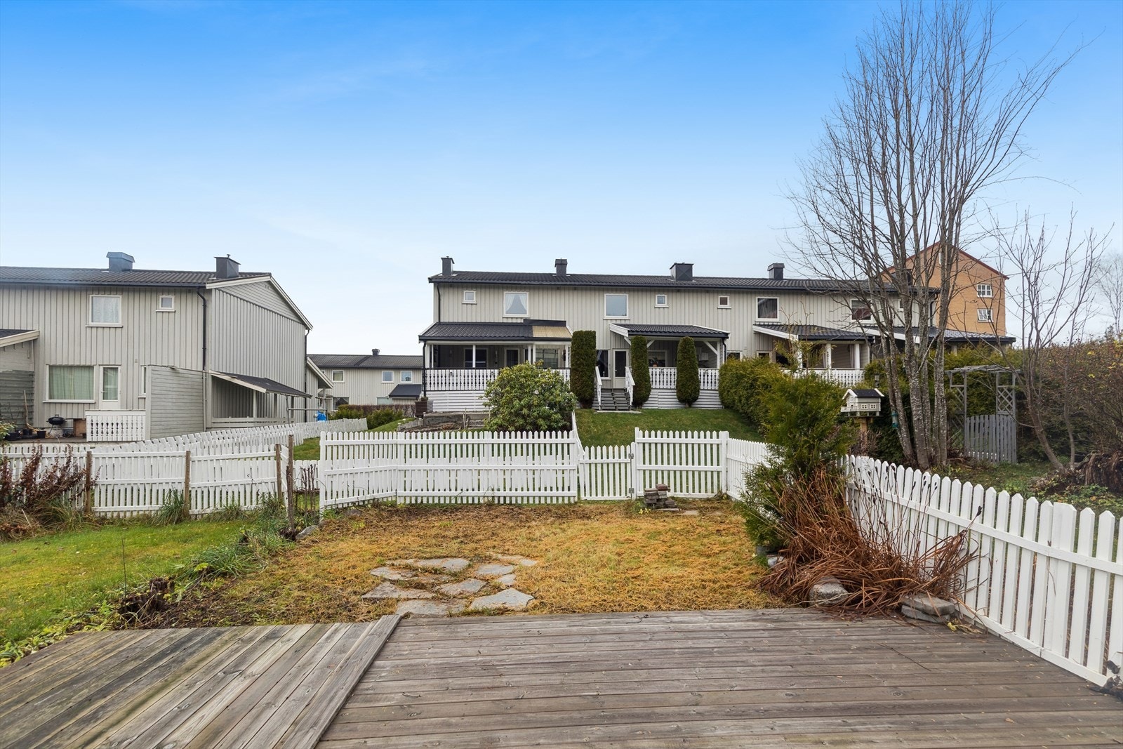 På hagesiden er det platting nedenfor terrassen, og lettstelt hageflekk. Galleribilde