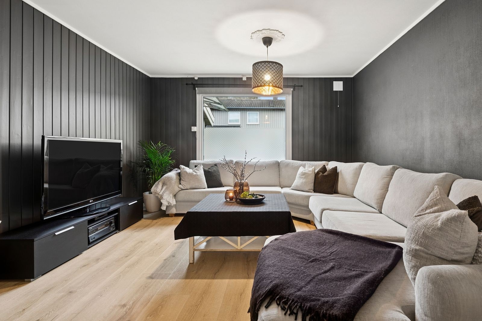 Sofa/TV-krok med god plass til en røslig vinkelsofa. Begrenset innsyn fra gaten. Galleribilde