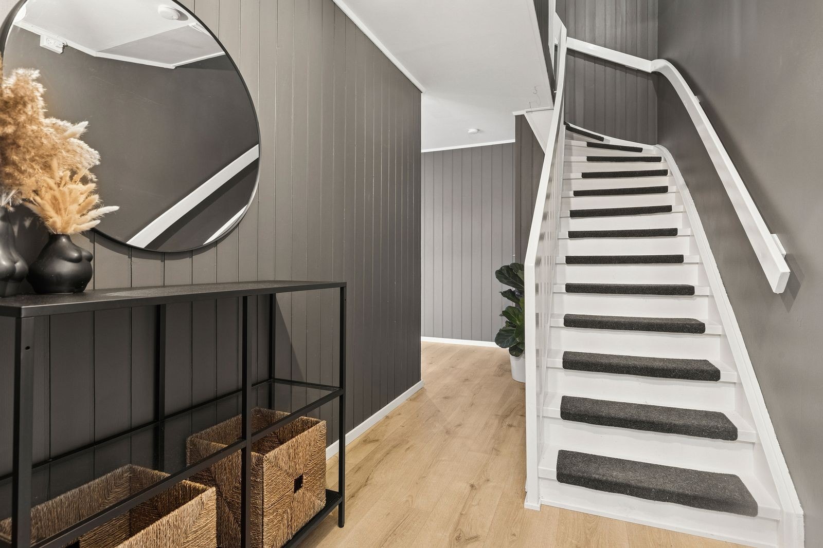 Luftig trappegang. De teppebelagte trinnene er behagelige å gå på. Galleribilde