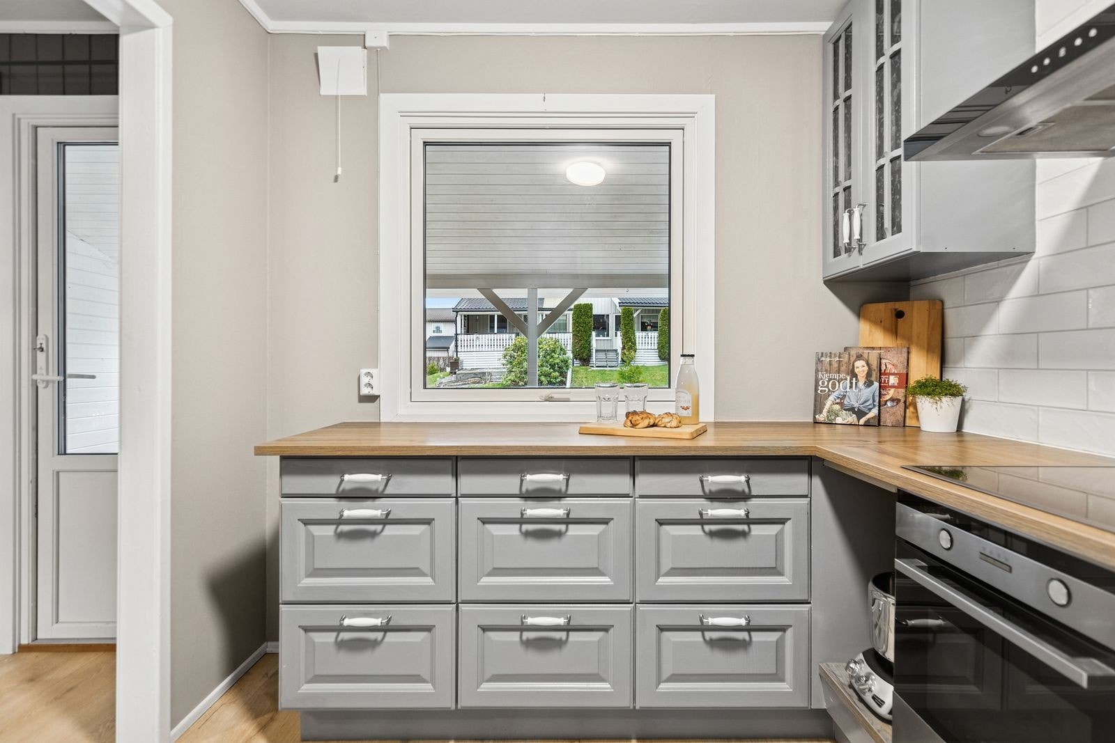 Rikelig med oppbevaringsplass i skuffer på denne siden av innredningen. Galleribilde