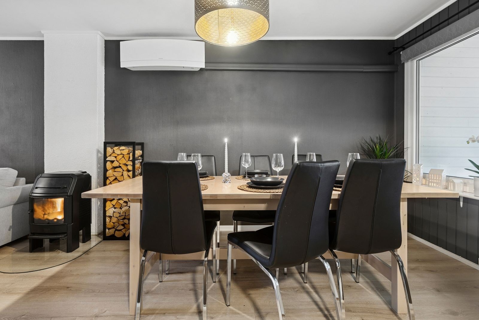 Koselig spisestue med godt lysinnslipp gjennom de store vindusflatene. Galleribilde