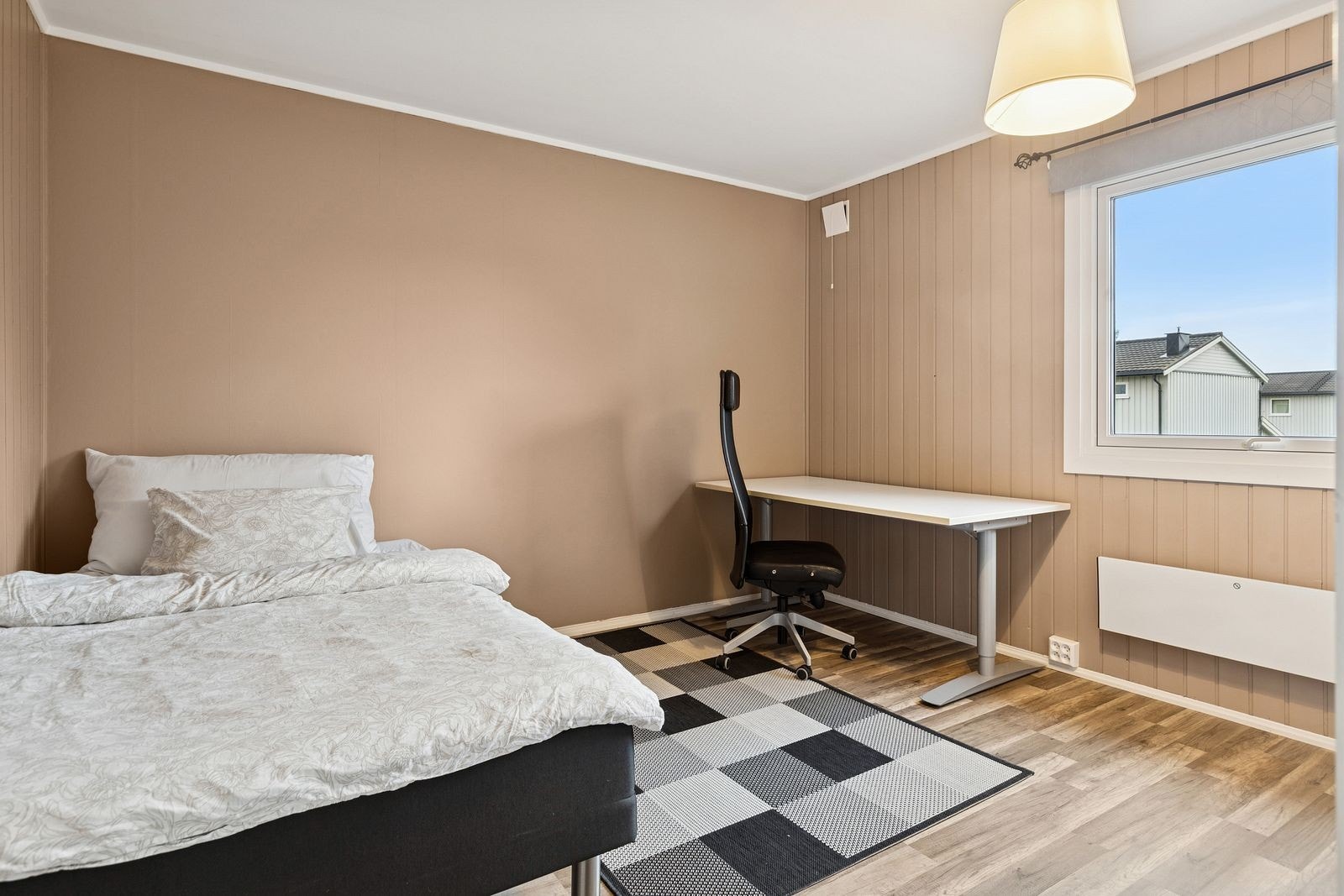 Rommmet vegg-i-vegg er nesten like stort, og har vindu ut mot hagen. Galleribilde