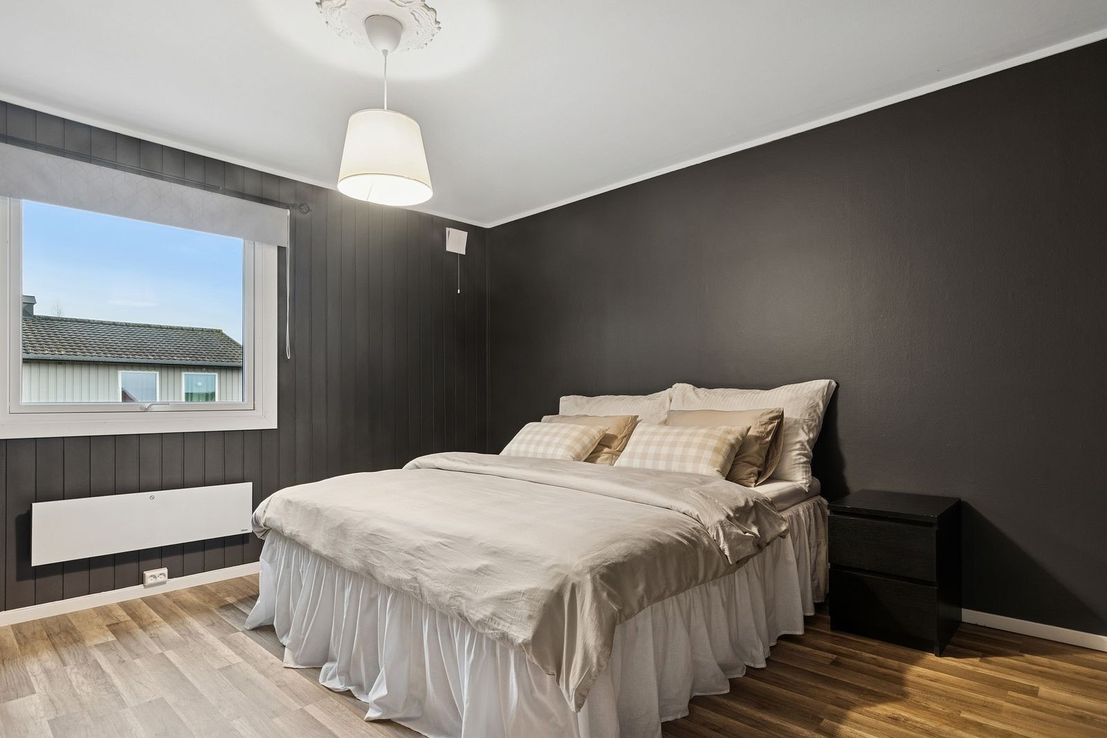 Det er innredet 3 soverom, hvorav dette er størst og benyttes som hovedsoverom. Galleribilde