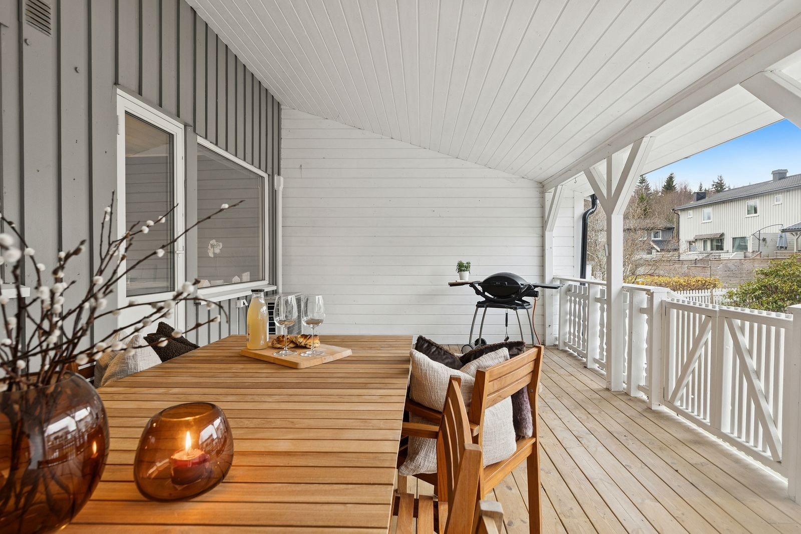 Fra spisestuen er det utgang til en stor, takoverbygget terrasse. Galleribilde