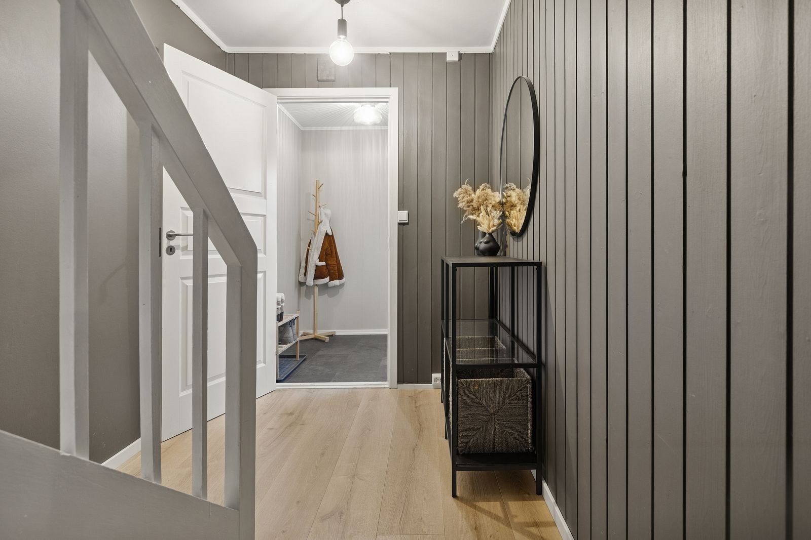 Trappegang og entré. Det er god plass til garderobeskap i gangen. Galleribilde