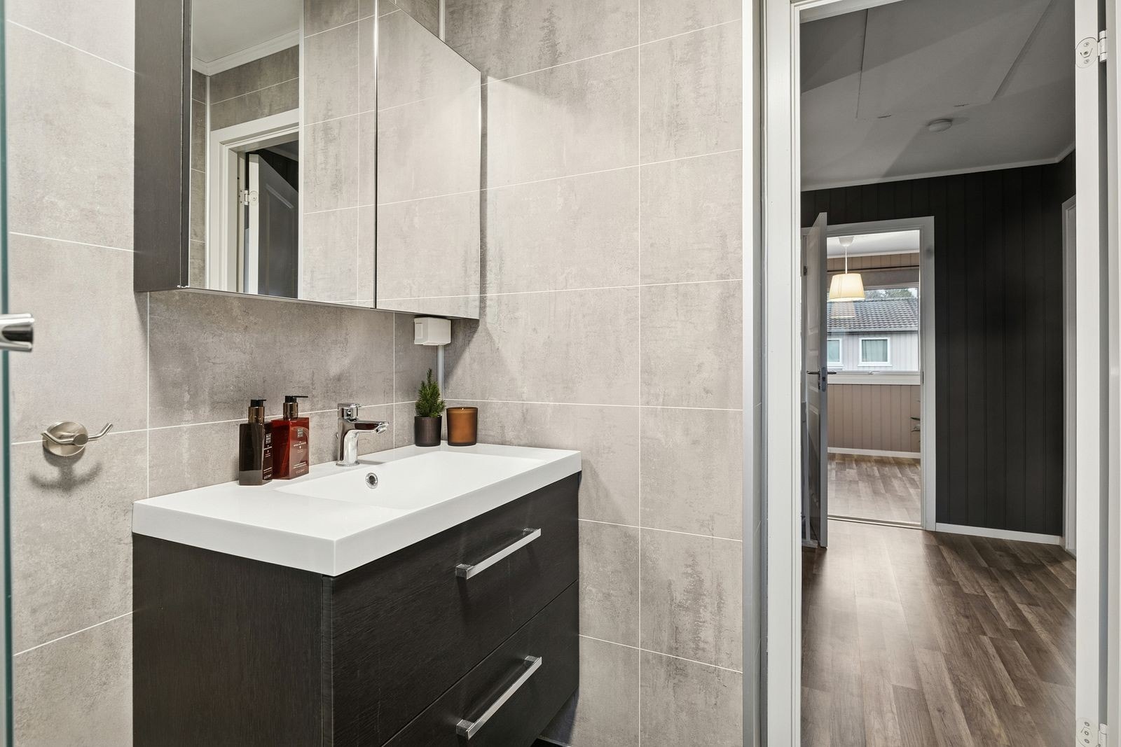 Flislagt gulv med varmekabler, og plater med flisimønster på veggene. Galleribilde