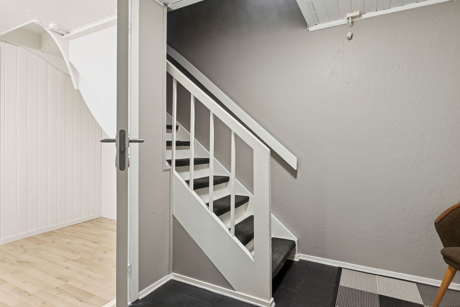 Kjelleren er inndelt i flere rom. Her er trappegang med dører inn til ny gang og kjellerstue. Galleribilde