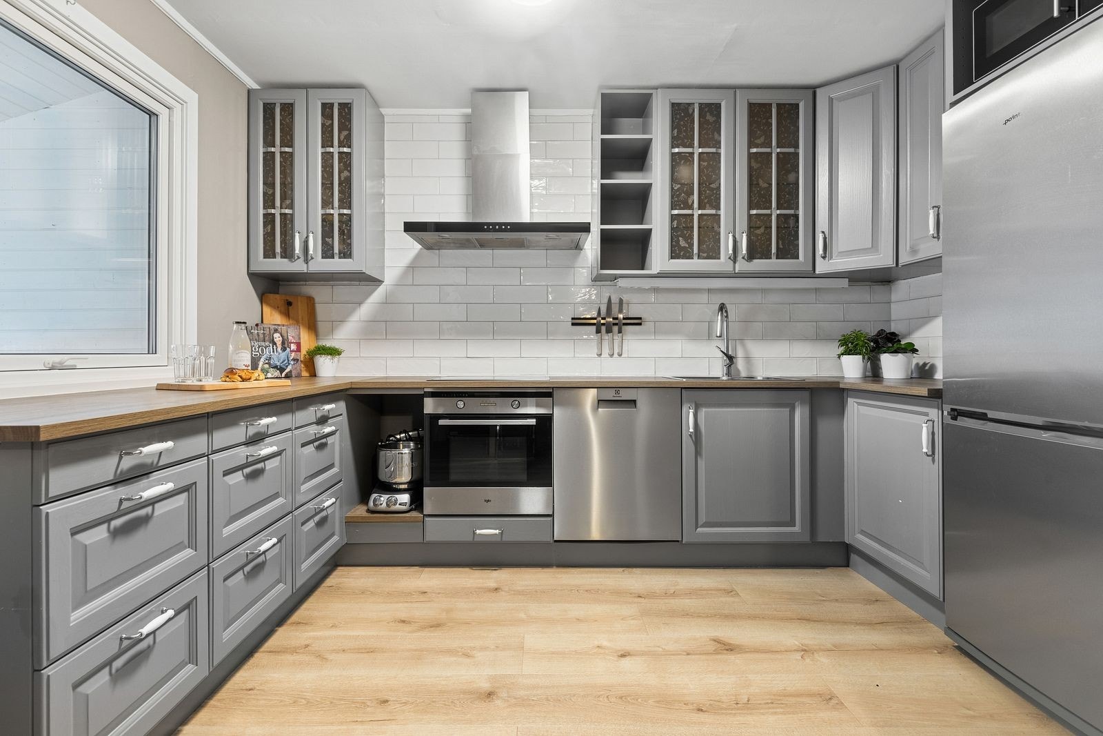 Kjøkkenet er praktisk innredet med god skap- og benkeplass. Galleribilde