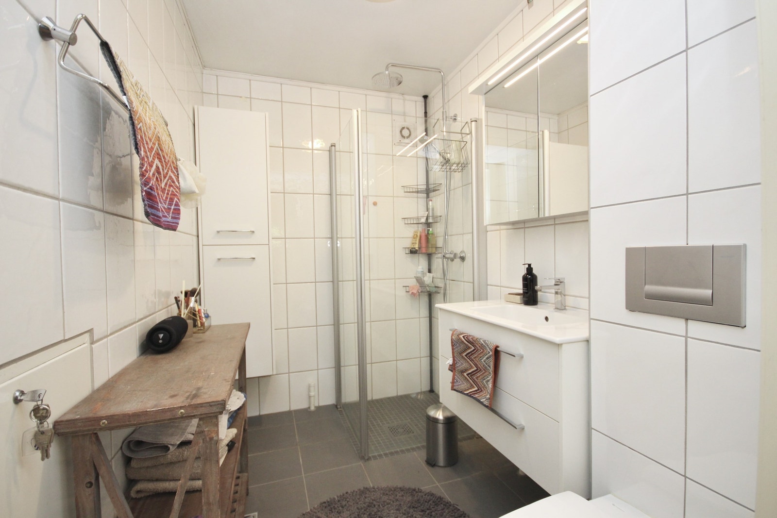 Moderne og flislagt bad. Det er montert vaskemaskin på badet (ny etter bilde ble tatt). Galleribilde