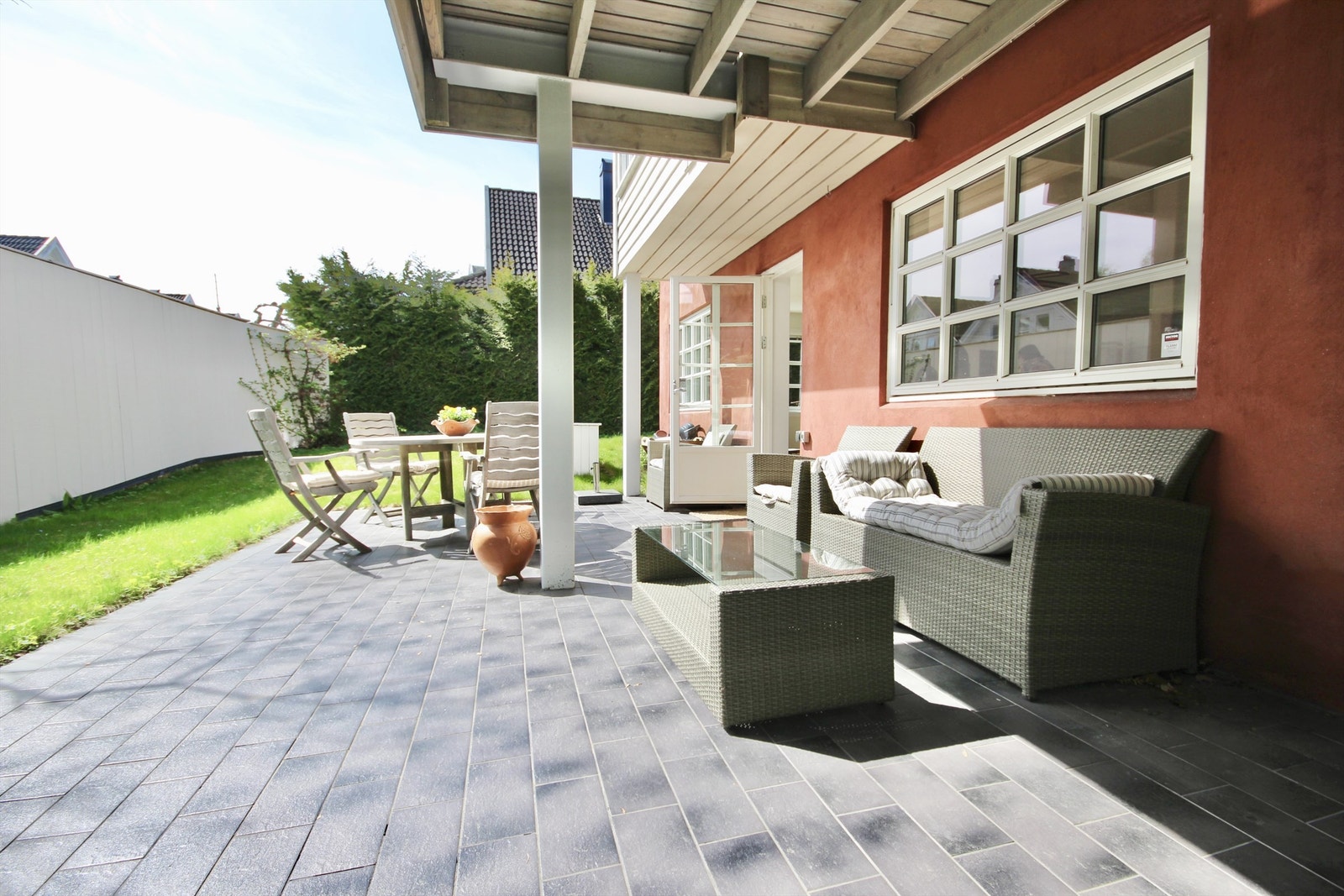 Stor og solrik uteplass. Loungemøbler medfølger (ikke spisegruppe). Galleribilde
