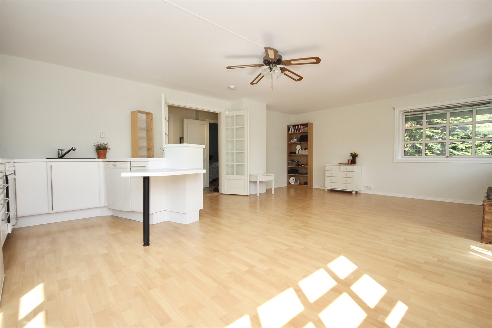 Det er plass til både sofa- og spisegruppe i stuen. Galleribilde