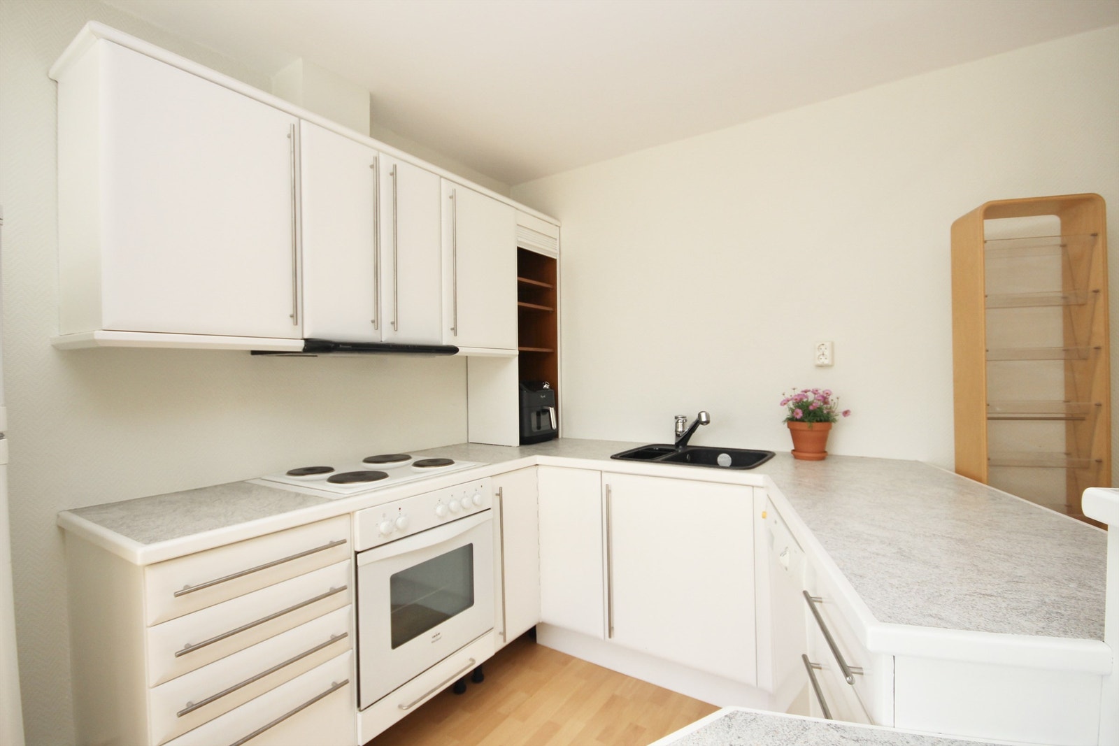 Kjøkken med god benkeplass og integrerte hvitevarer. Galleribilde