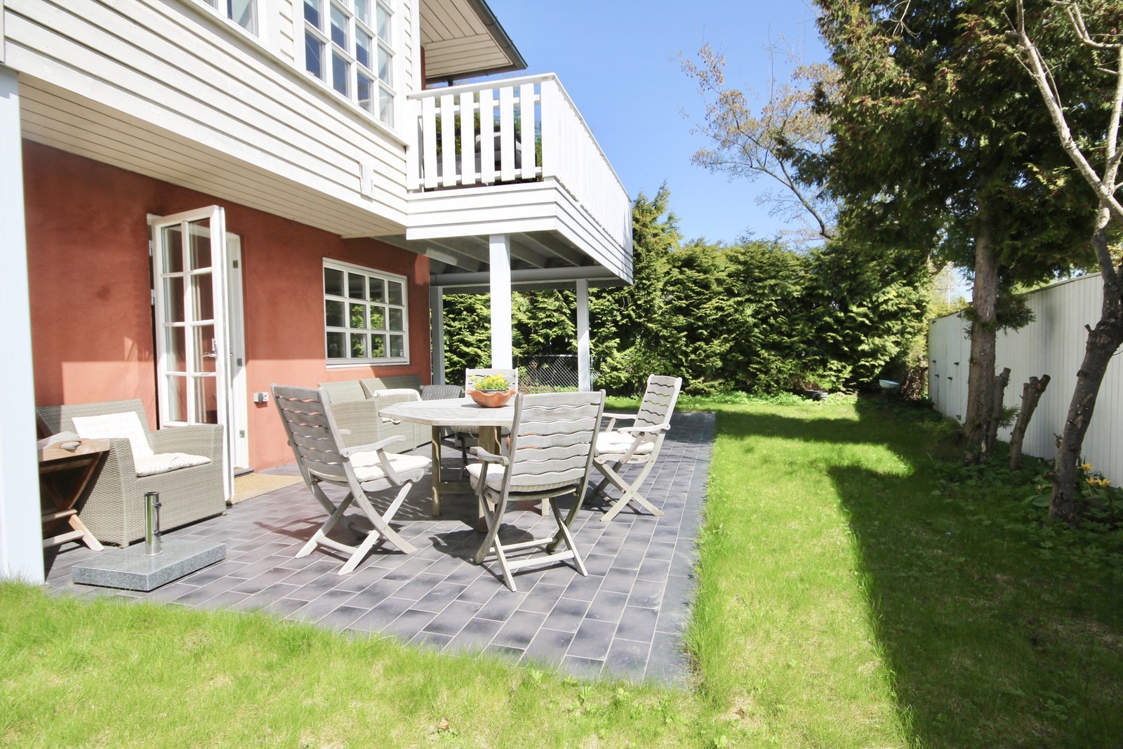 En sjønær og stor 2-roms sokkelleilighet med egen uteplass til leie. Galleribilde