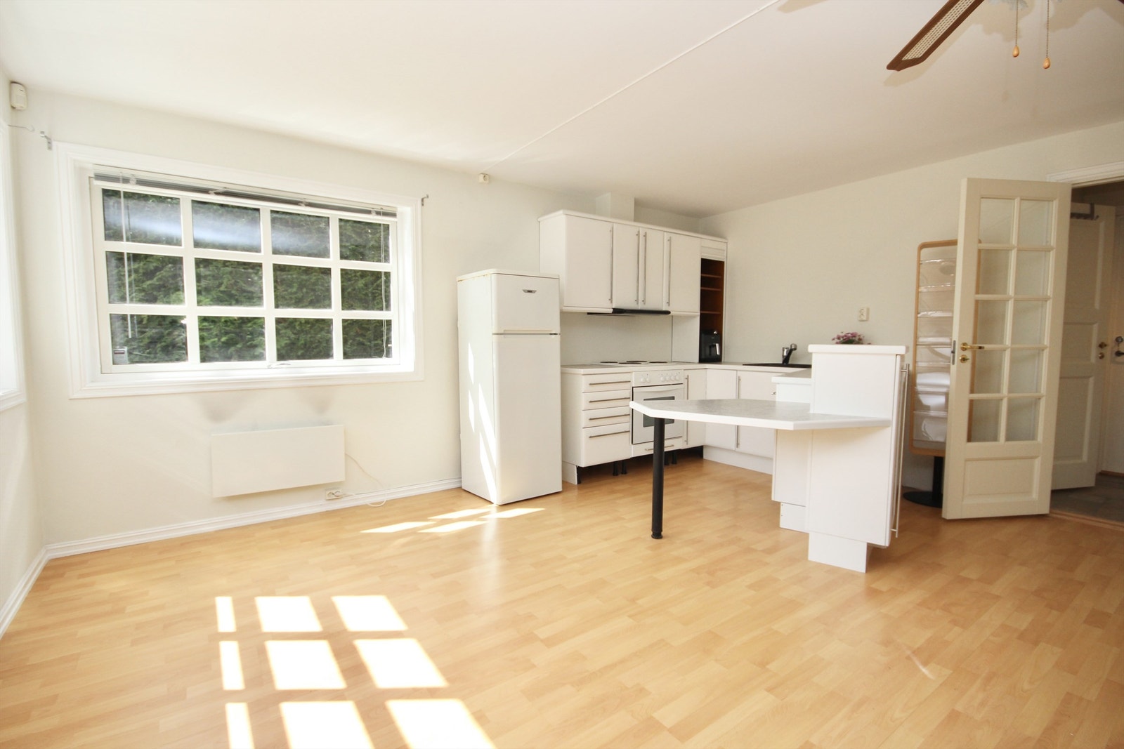 Kjøkken med åpen løsning mot stuen. Galleribilde