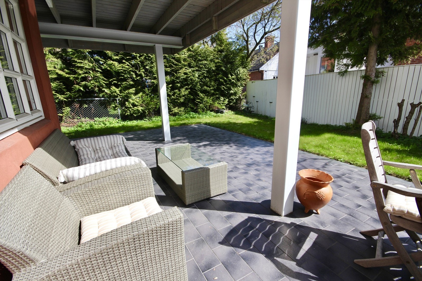 Stor og solrik uteplass. Galleribilde