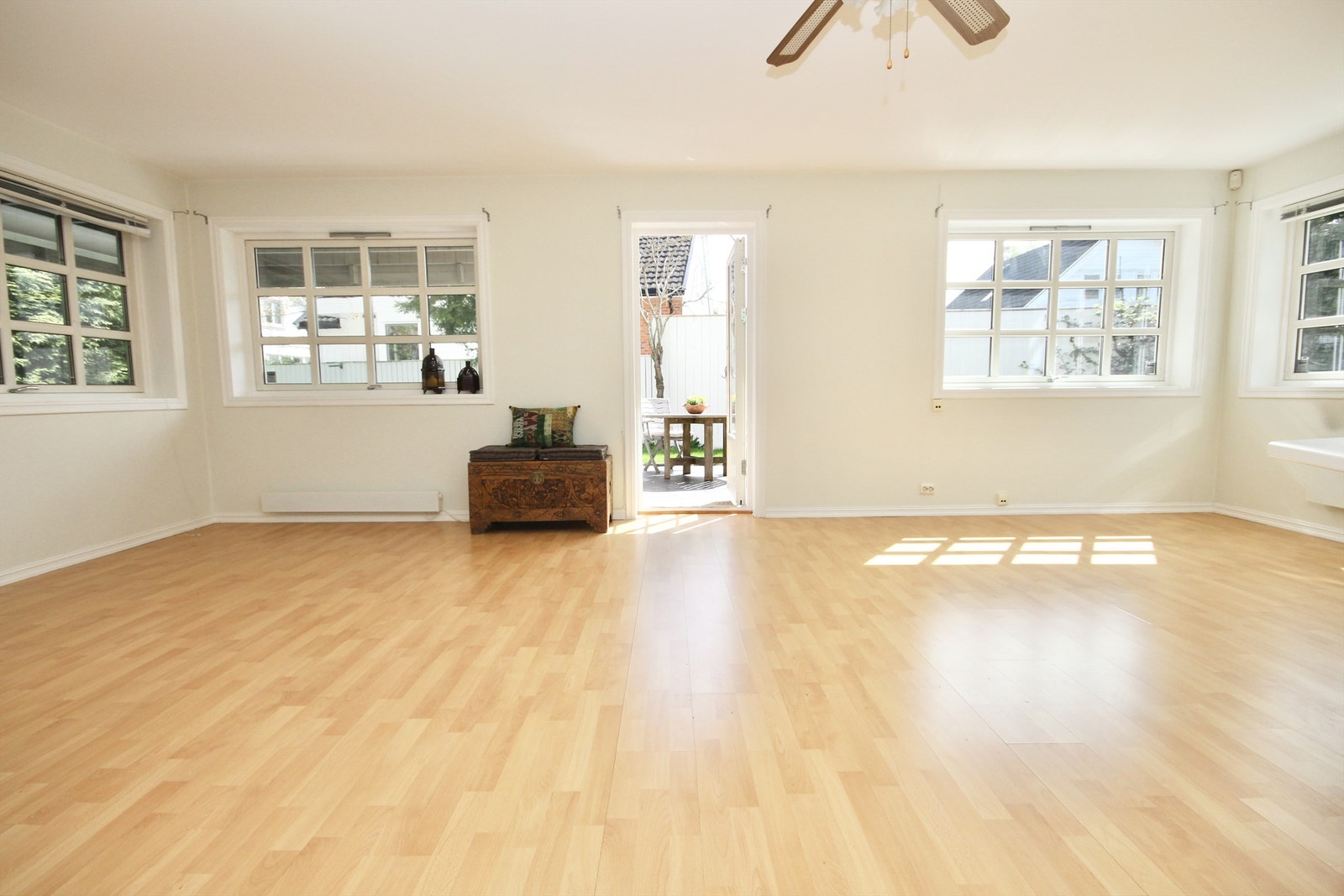 Romslig stue med flere vindusflater som slipper inn godt med naturlig lys. Galleribilde