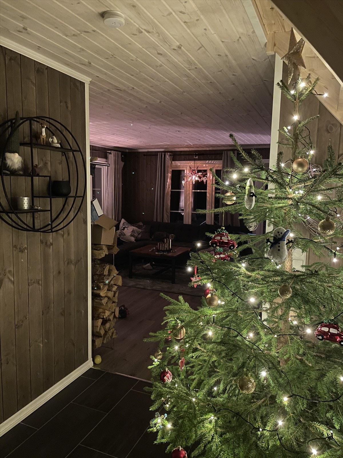 "Vi har flere ganger feiret jul på hytta, noe som har vært utrolig koselig. Å reise fra regnvær og bare veier hjemme, til å komme opp til skikkelig hvit jul har vært magisk." Selgers private bilde. Galleribilde