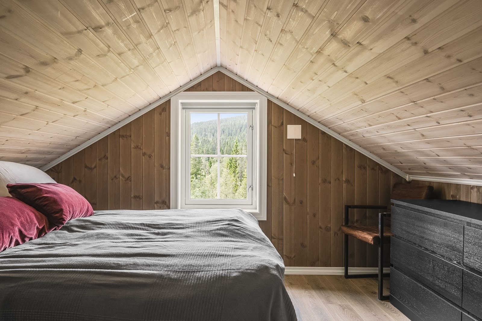 Hemsrom innredet som soverom 3. Det gjøres oppmerksom på at hemsen ikke har målbare arealer og er ikke godkjent for varig opphold. Galleribilde