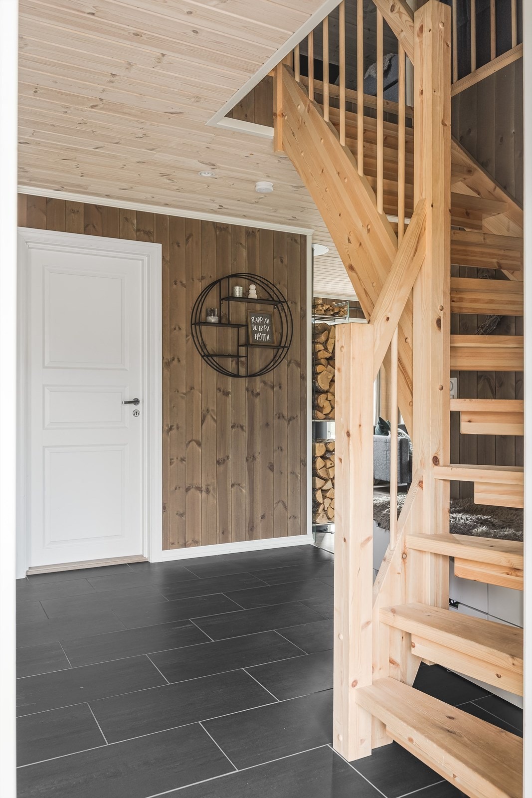 Fra gangen er det trapp opp til hemsen. Galleribilde