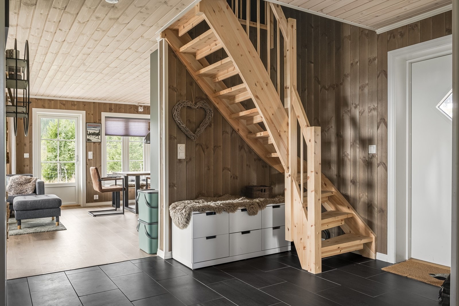 God standard med mørke fliser på gulv med gulvvarme, lun panel på veggene, skjult elektrisk anlegg og downlights i himlingen. Galleribilde