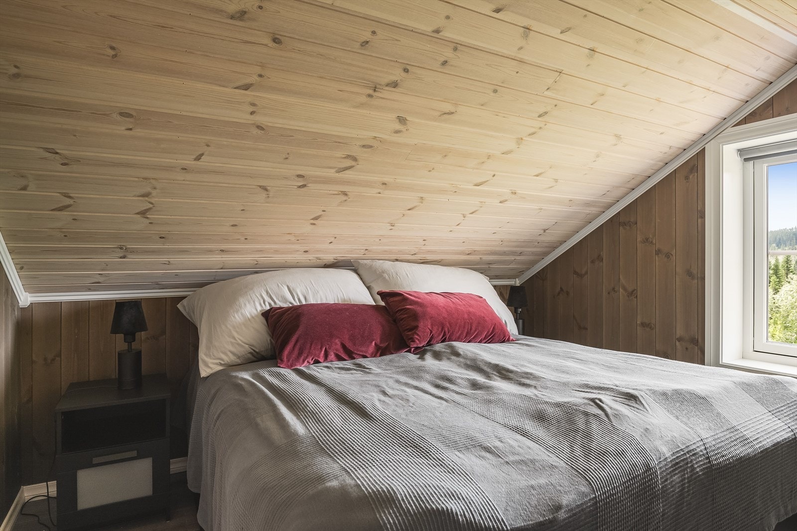 Rommet er i dag innredet med stor dobbeltseng med tilhørende nattbord, samt kommoder. Det gjøres oppmerksom på at hemsen ikke har målbare arealer og er ikke godkjent for varig opphold. Galleribilde