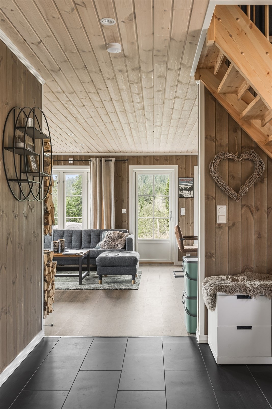 Hytta har en god planløsning med fine oppholdsrom, 2 soverom og bad i 1. etasje. I tillegg er det hems innredet med loftstue og 2 soverom. Hemsen har et gulvareal ca. 44m², men er ikke måleverdig eller godkjent for varig opphold. Galleribilde