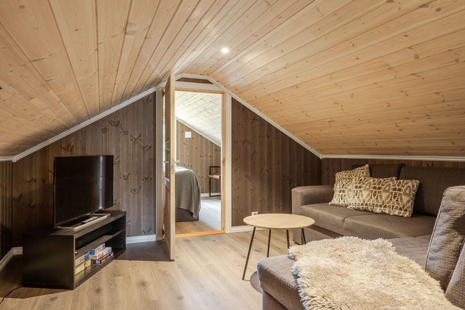 Hemsen er innredet med en koselig loftstue og 2 soverom. Det gjøres oppmerksom på at hemsen ikke har målbare arealer og er ikke godkjent for varig opphold. Galleribilde