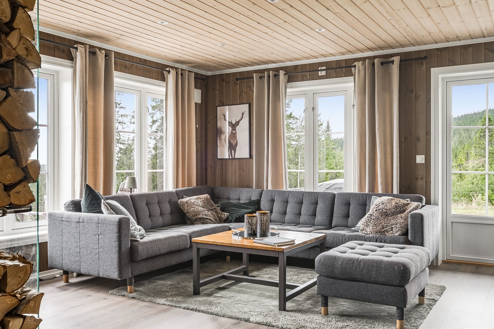 Stuen har flere store vinduer mot totalt tre ulike himmelretninger som sørger for rikelig med naturlig lys, samt åpner opp for den nydelige utsikten. Galleribilde