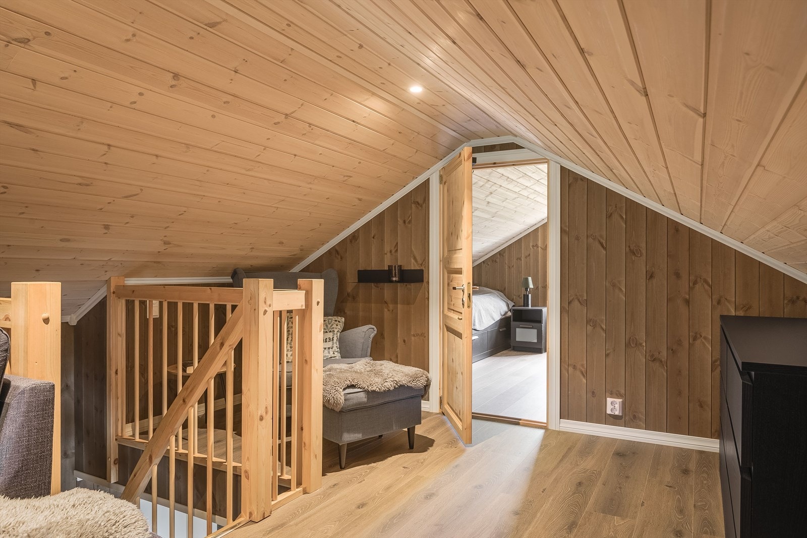 Hemsen har samme gode standard som resten av hytta. Det gjøres oppmerksom på at hemsen ikke har målbare arealer og er ikke godkjent for varig opphold. Galleribilde