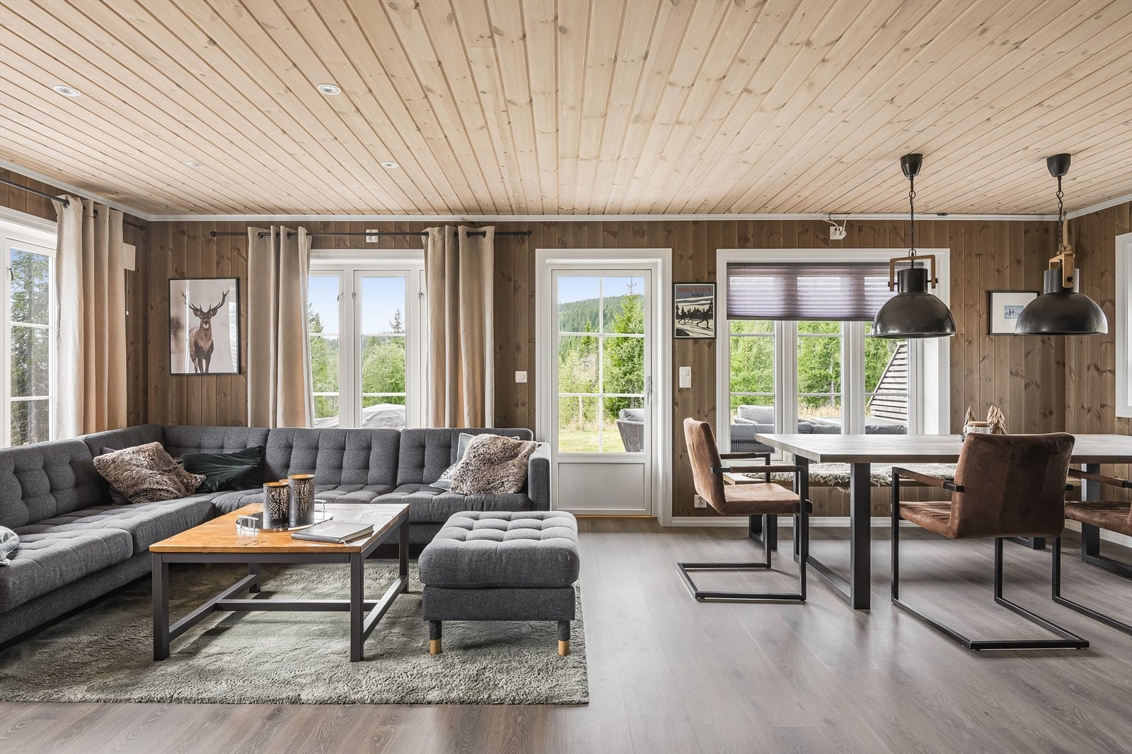 Stuen er det naturlige oppholdsrommet i hytta, og er et stort, lyst og fint rom for både avkobling og hygge. Galleribilde