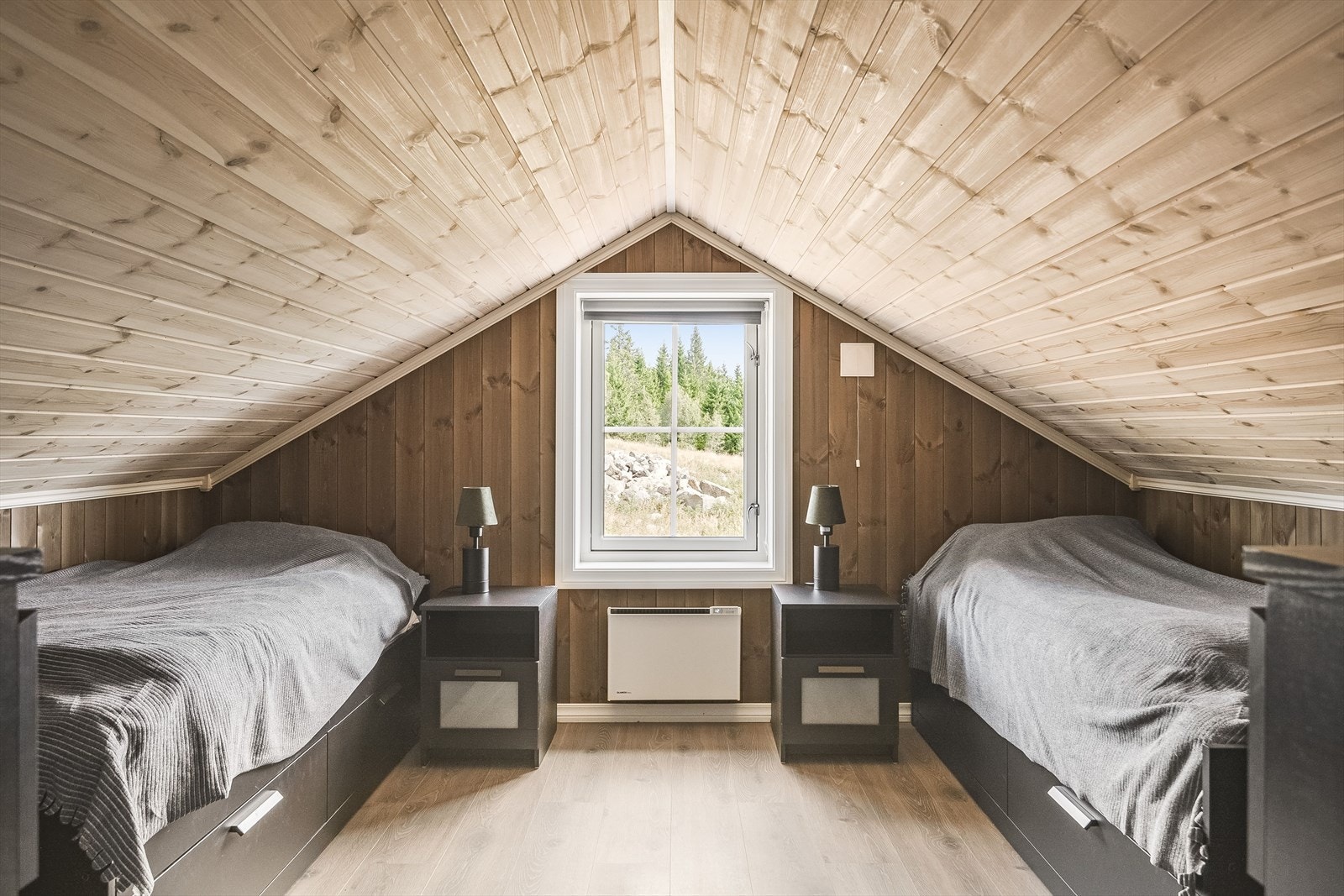 Hemsrom innredet som soverom 4. Det gjøres oppmerksom på at hemsen ikke har målbare arealer og er ikke godkjent for varig opphold. Galleribilde