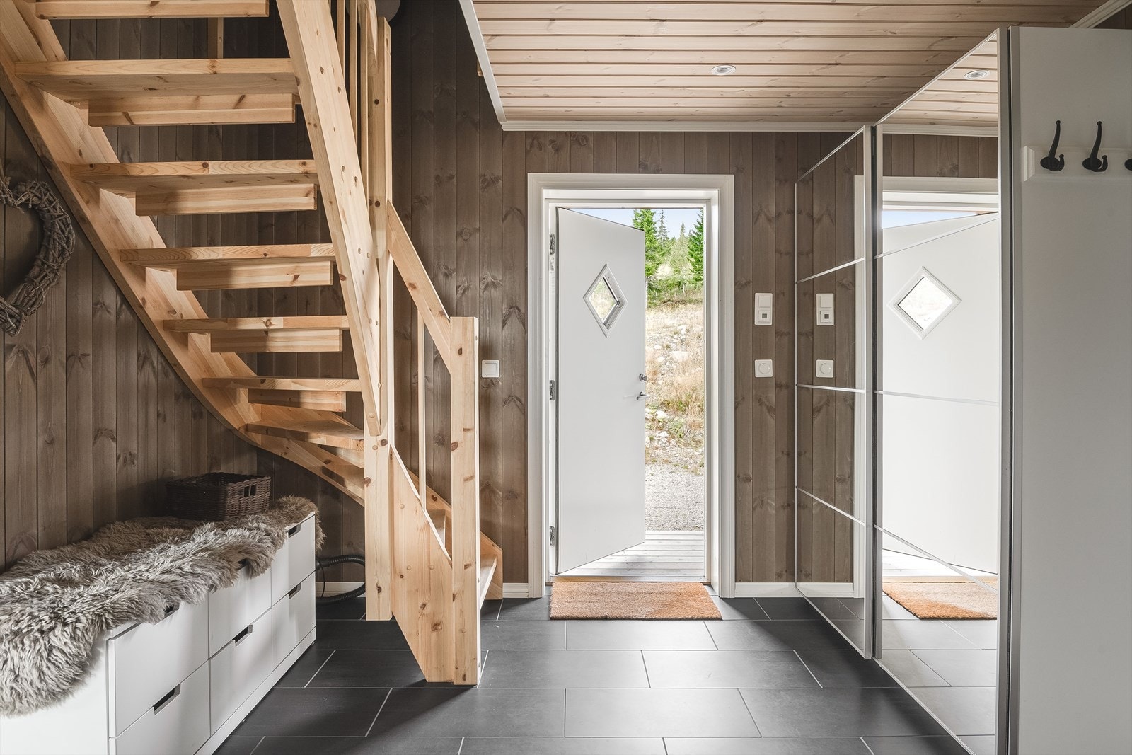 Når du entrer hytta kommer du inn i en innbydende og praktisk entré av god størrelse. Rikelig med oppbevaringsplass i stor skyvedørsgarderobe med speildører. Galleribilde