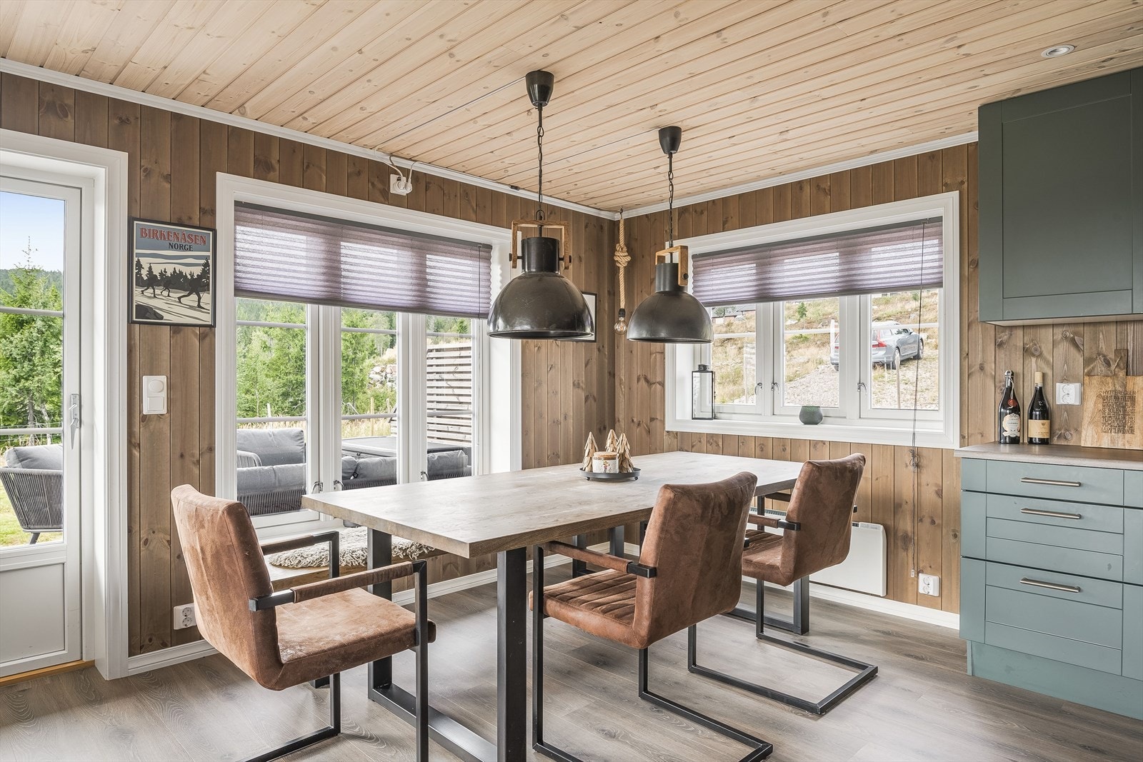 I tilknytning til kjøkkenet er det plass til et stort spisebord som blir et naturlig samlingspunkt. Galleribilde