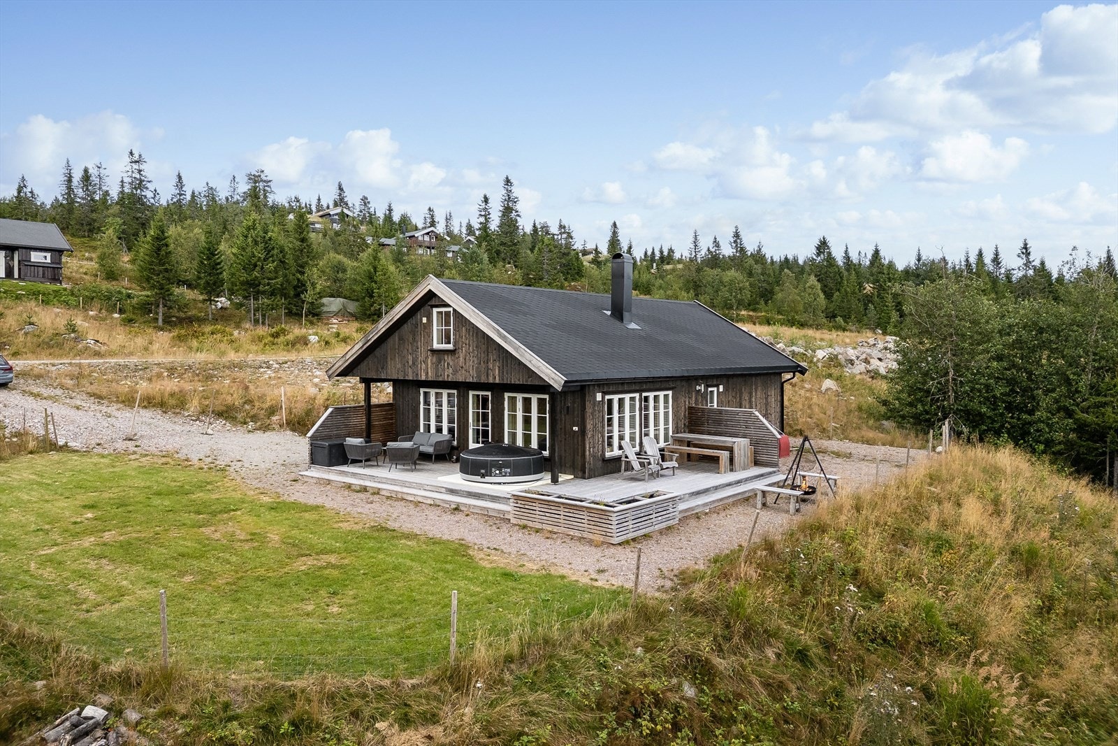 En gjennomført og flott hytte fra 2020 med fine materialvalg som gir en god og lun atmosfære. Stor terrasse på ca. 47m² med optimale solforhold og nydelig utsikt - her finner du enkelt roen! Galleribilde