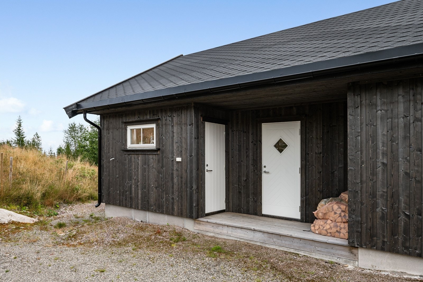 Du ønskes velkommen inn via et overbygget inngangsparti. Til venstre for inngangsdøren er det adkomst til en praktisk utvendig bod på 3m². Galleribilde